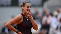 Número 1 do mundo, Sabalenka leva virada e é eliminada de Roland Garros