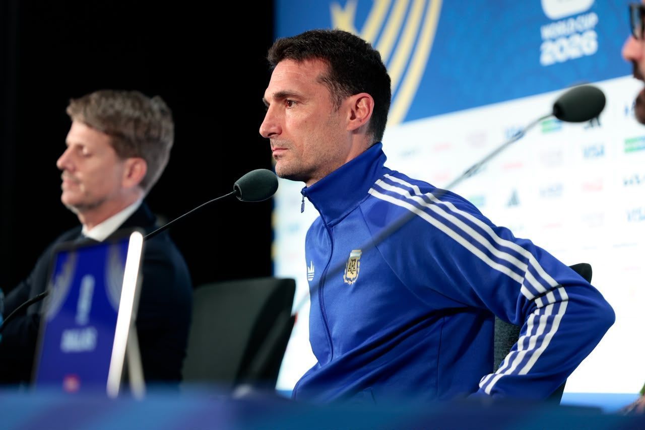 Scaloni em entrevista coletiva