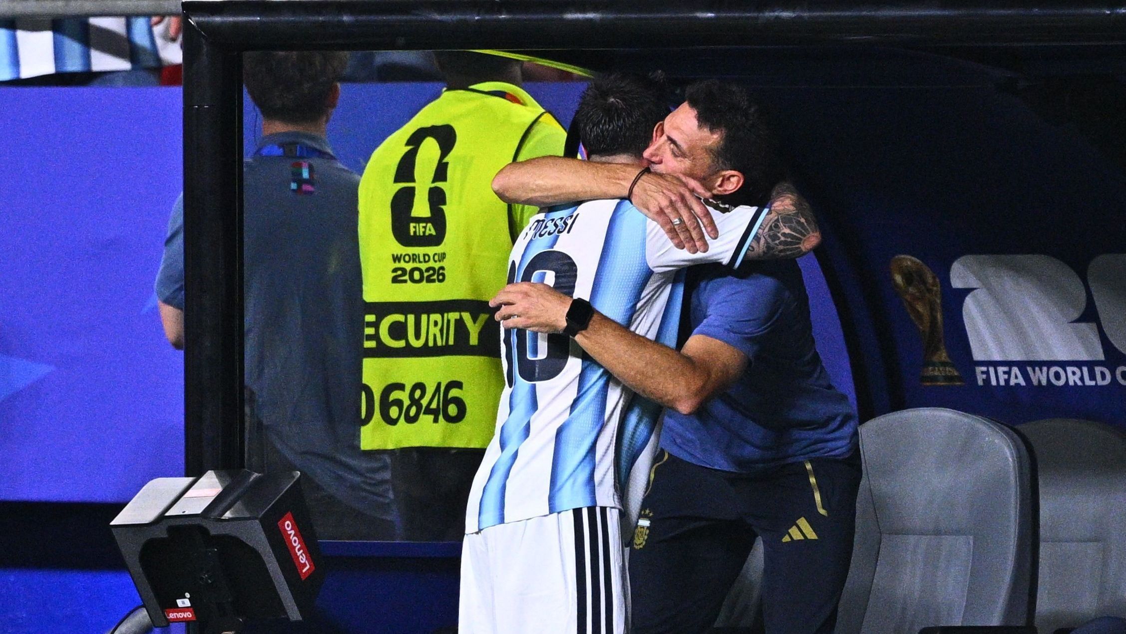 Scaloni e Messi se abraçam após o camisa 10 argentino ser substituído na vitória da Argentina sobre a Argélia