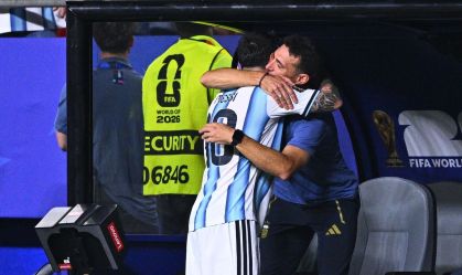 Scaloni e Messi se abraçam após o camisa 10 argentino ser substituído na vitória da Argentina sobre a Argélia