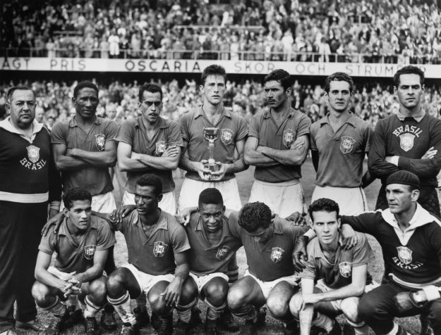 A Seleção Brasileira posando com o troféu após a conquista da Copa do Mundo Fifa de 1958 • UPI/Bettmann Archive/Getty Images