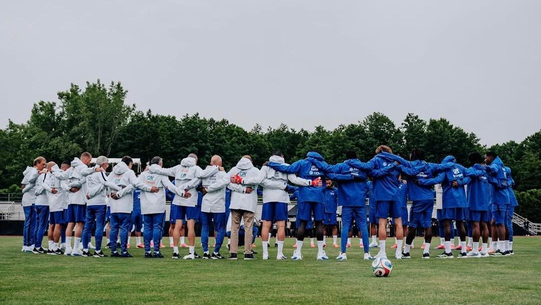 Seleção Francesa reunida em momento de homenagem a mãe do técnico Didier Deschamps