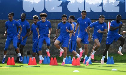 Seleção Francesa em sessão de treino antes da partida contra o Iraque