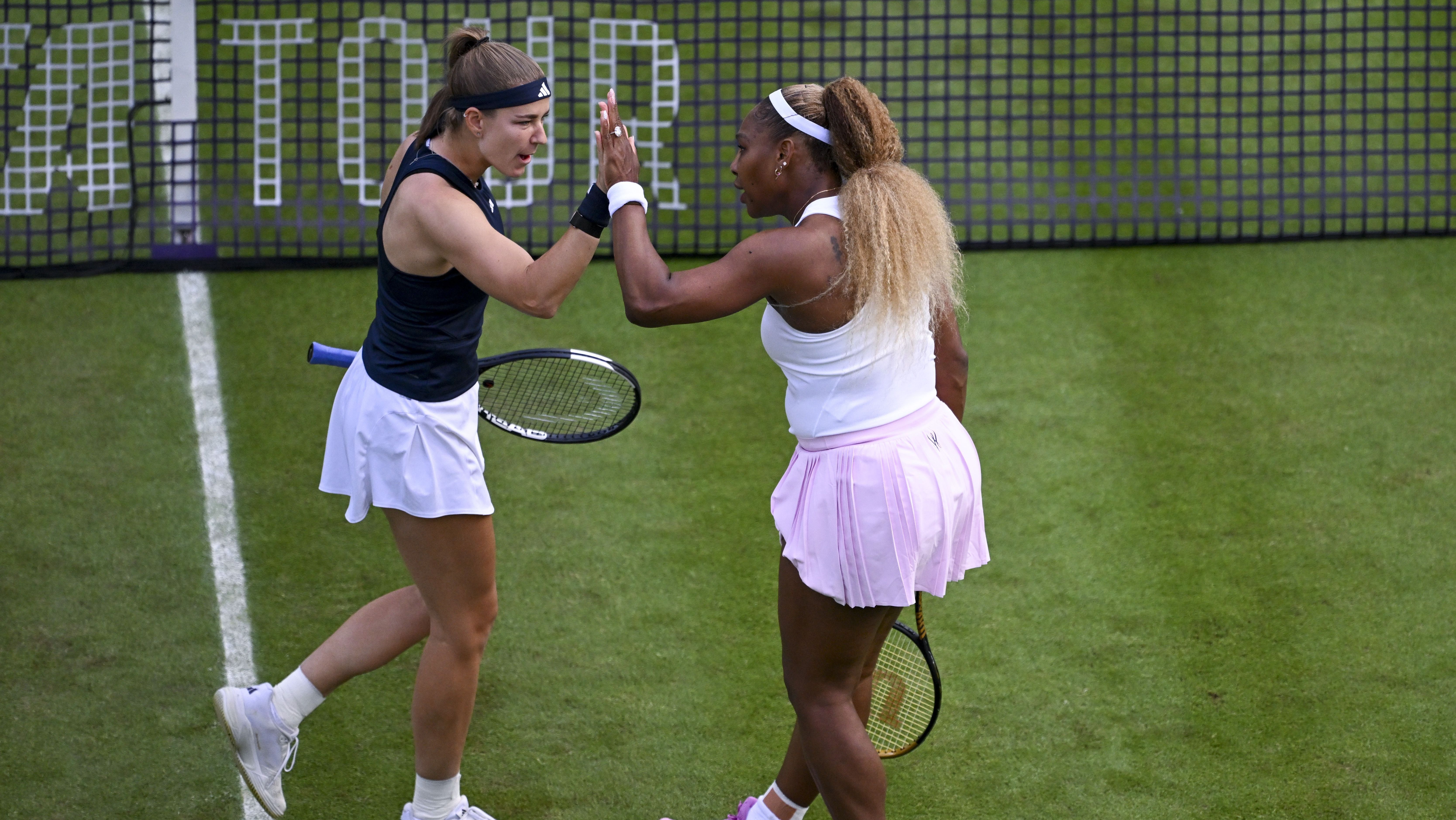 Serena Williams e Karolina Muchova competem na partida de duplas femininas contra Giuliana Olmos e Erin Routliffe no WTA 500 de Berlim