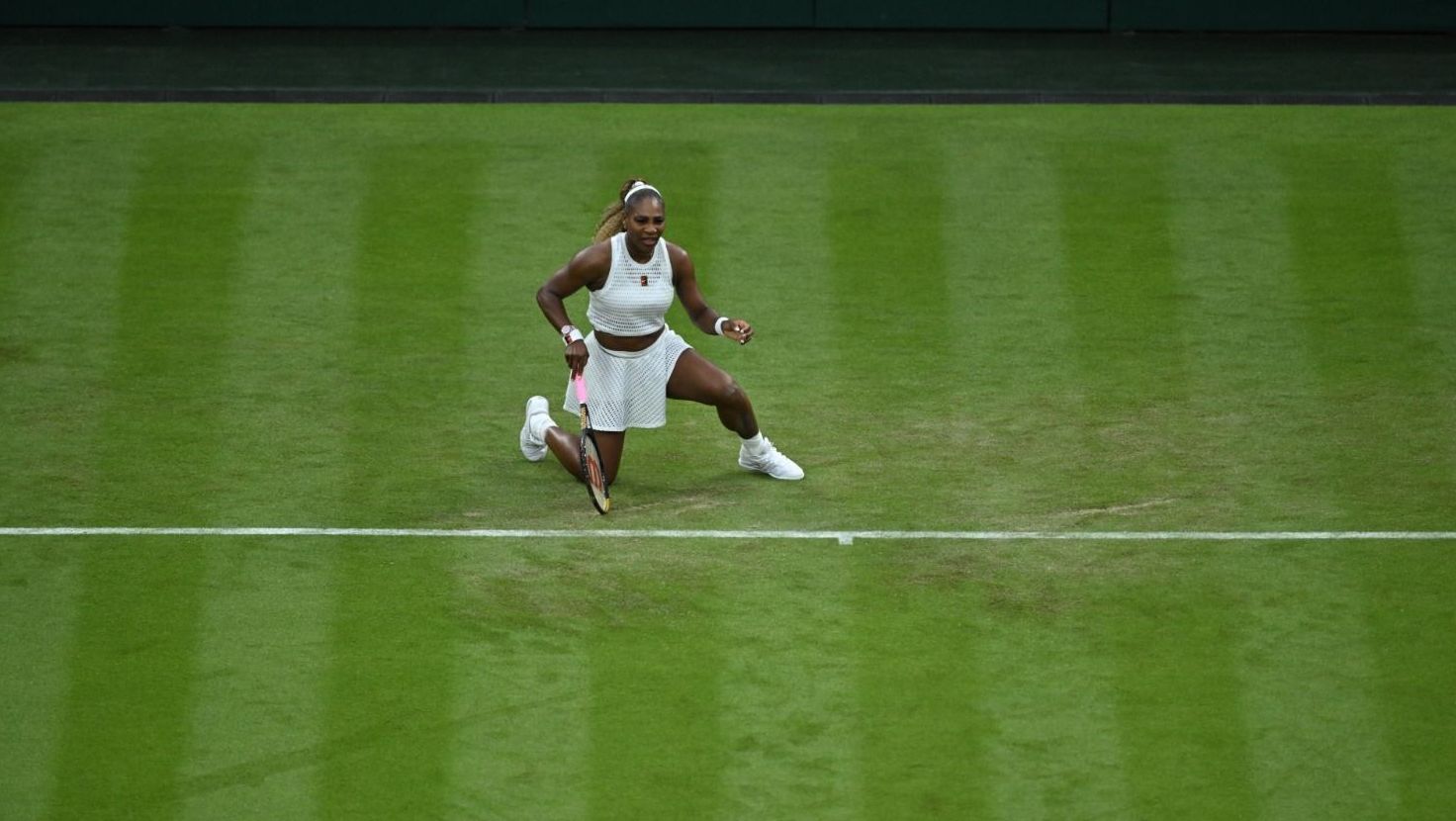 Serena Williams em quadra pela primeira rodada de Wimbledon