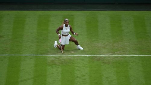 Serena Williams em quadra pela primeira rodada de Wimbledon