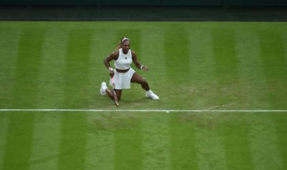 Serena Williams em quadra pela primeira rodada de Wimbledon