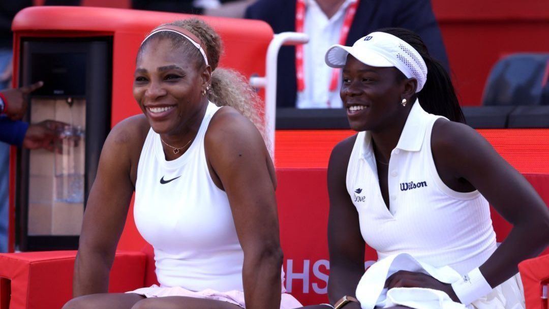 Serena Williams e Victoria Mboko durante uma partida do WTA 500 de Queen's, em Londres • Reprodução/X/@WTA