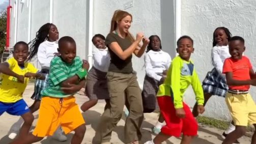 Shakira mostra ensaio para final da Copa do Mundo com grupo infantil de Uganda
