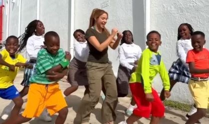 Shakira mostra ensaio para final da Copa do Mundo com grupo infantil de Uganda