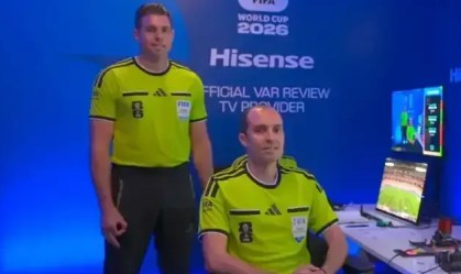 Árbitro Shaun Evans em cabine do VAR