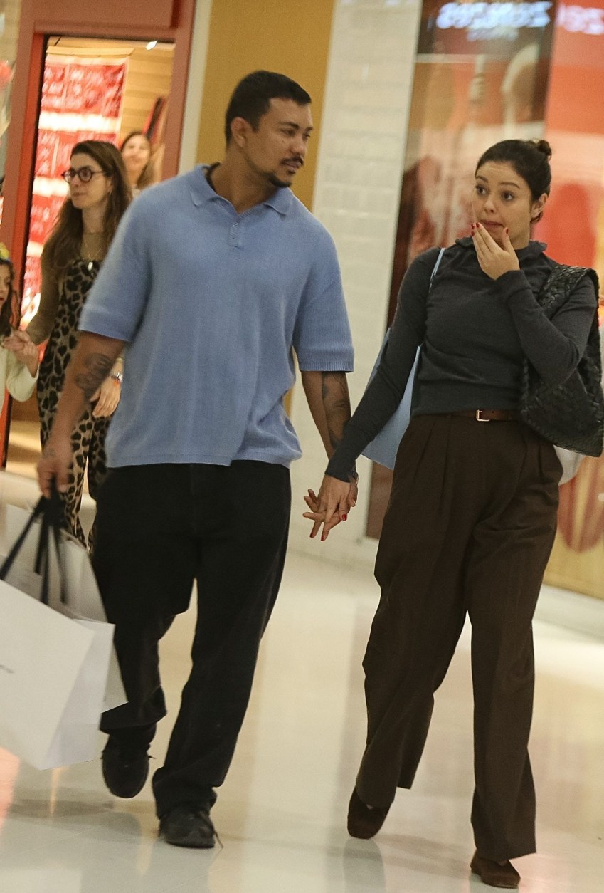Xamã e Sophie Charlotte são vistos de mãos dadas em shopping • Thiago Martins/ Agnews