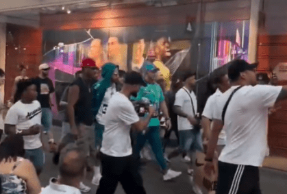 Sósia de Neymar engana torcedores e para shopping nos Estados Unidos; veja