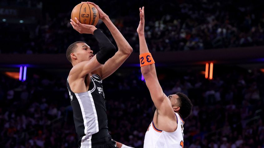 Victor Wembanyama supera Karl-Anthony Towns durante a vitória dos Spurs sobre os Knicks no jogo 3 da final da NBA • Al Bello/Getty Images