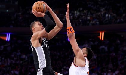 Victor Wembanyama supera Karl-Anthony Towns durante a vitória dos Spurs sobre os Knicks no jogo 3 da final da NBA