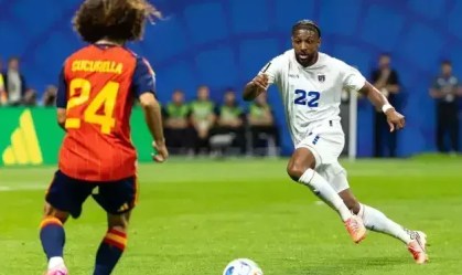 Steven Moreira, defensor de Cabo Verde, contra a Espanha