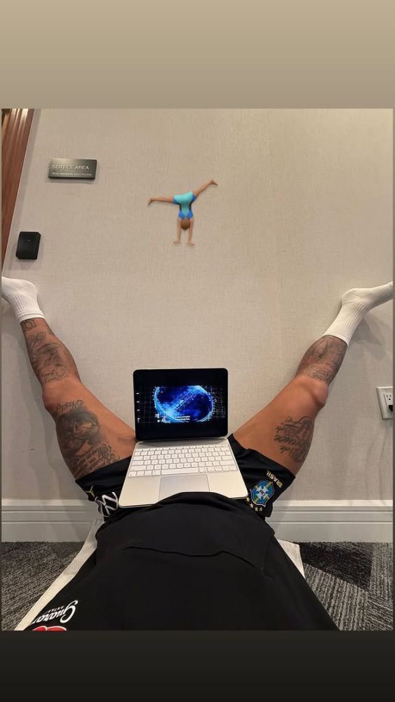 Neymar publica foto curioso com as pernas abertas na concentração da Seleção Brasileira