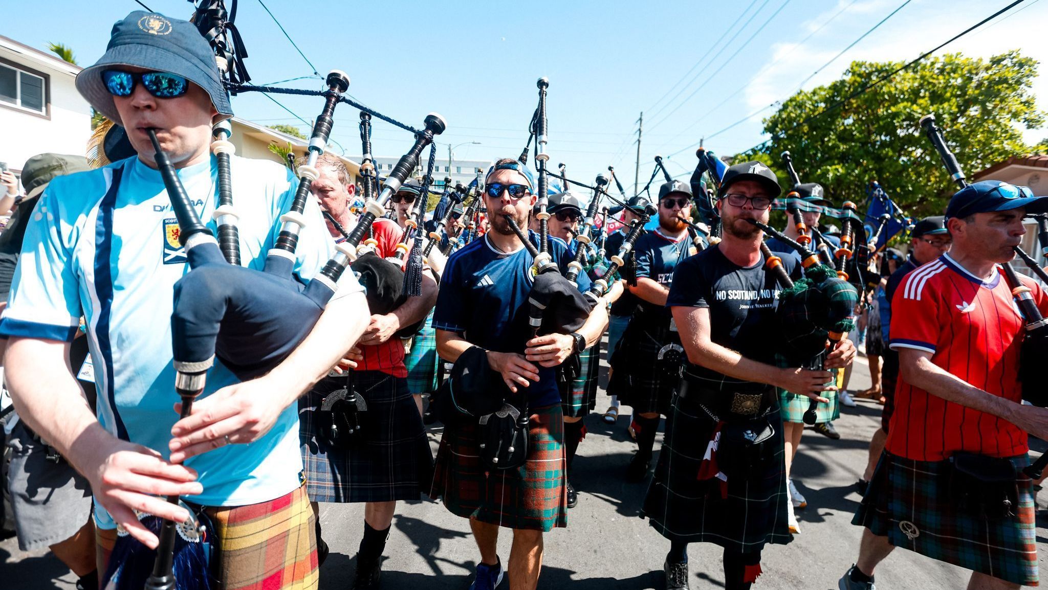 Tartan Army, a torcida da Escócia, marcha por Miami antes do jogo contra o Brasil