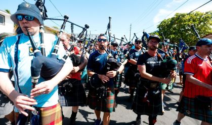 Tartan Army, a torcida da Escócia, marcha por Miami antes do jogo contra o Brasil
