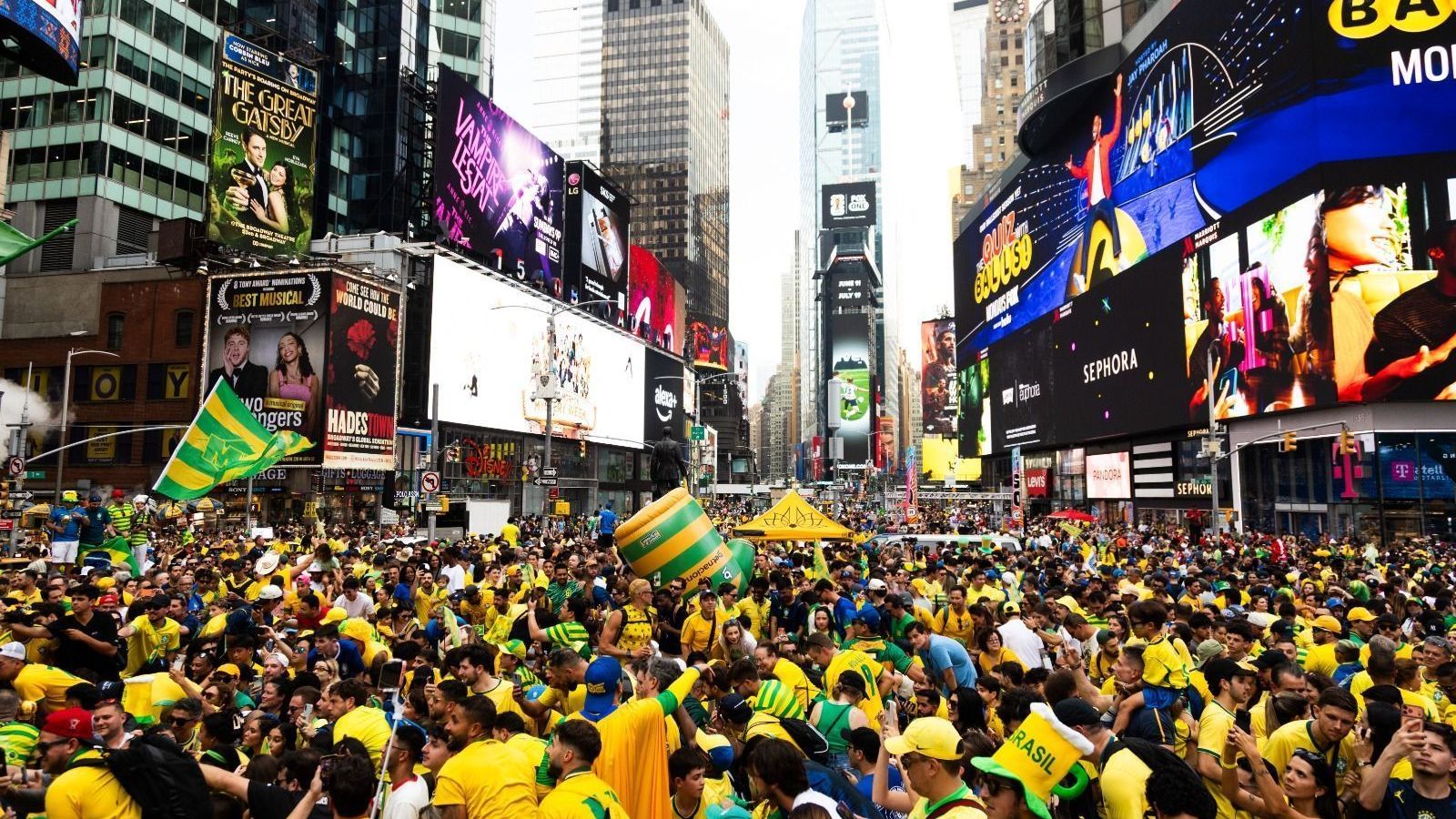 Reunião da torcida brasileira na Times Square, em Nova York