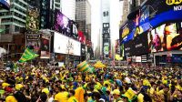 Às vésperas da estreia, brasileiros invadem a Times Square; veja vídeo