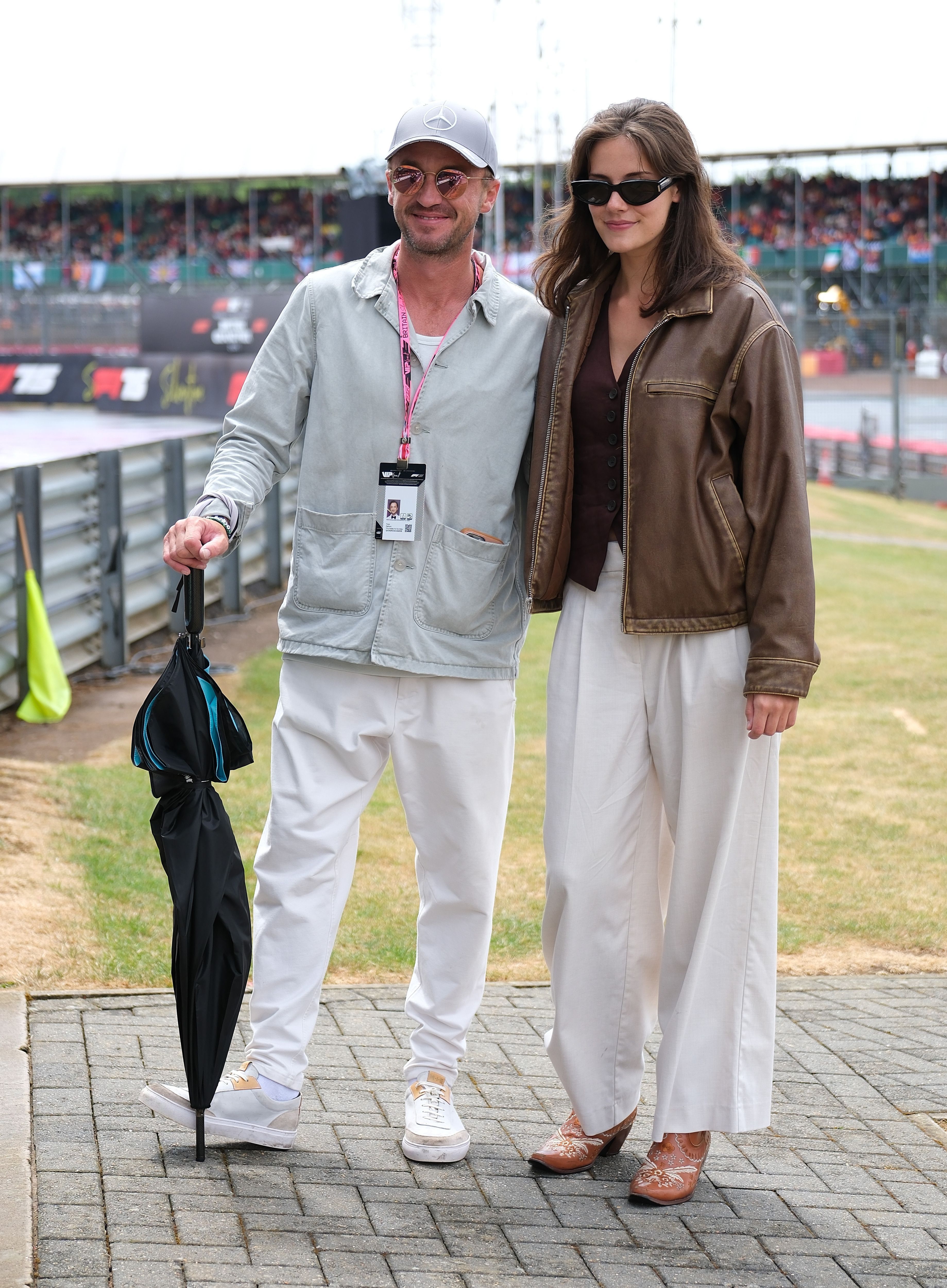 Tom Felton e Roxanne Dayna Grande Prix de Formula 1 em Silverstone • Paul Bonser/SOPA Images/LightRocket via Getty Images