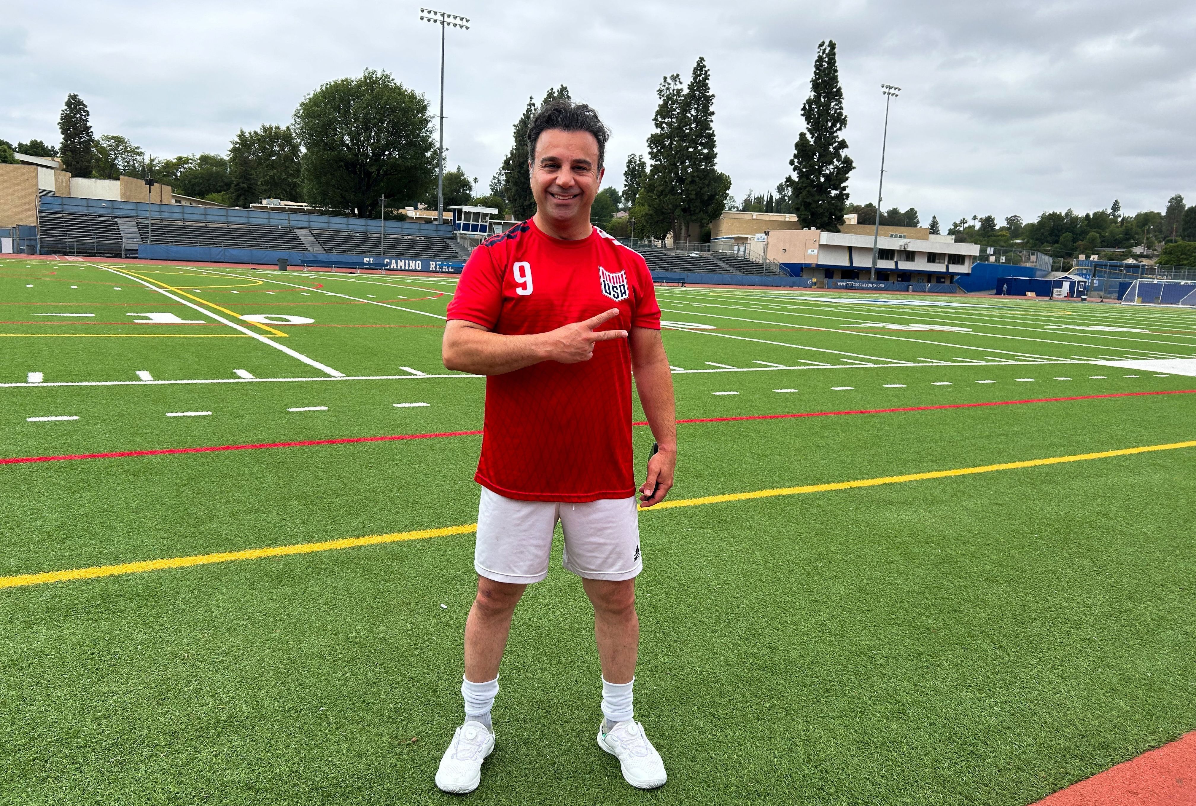 Ehsan Shafi posa após uma partida de futebol do Arya FC, um time predominantemente iraniano-americano, em Woodland Hills, Los Angeles, Califórnia, EUA