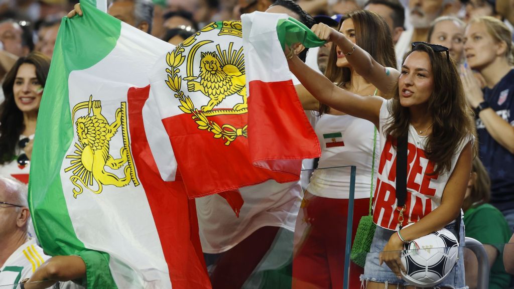 Torcedoras do Irã levam ao SoFi Stadium bandeiras pré-revolução de 1979, marcadas pelo símbolo do leão e do sol, atualmente associado a movimentos de oposição ao governo iraniano