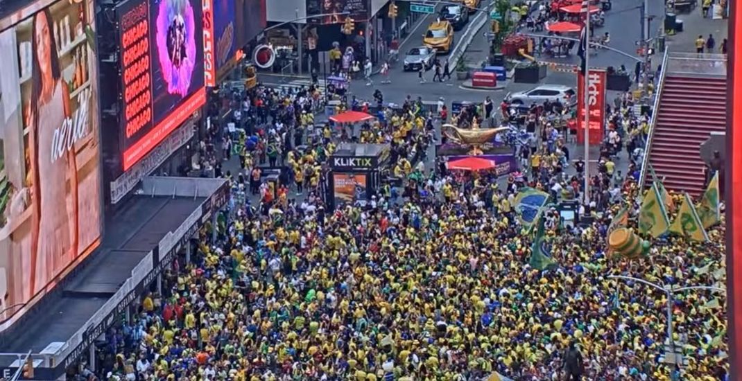 Torcedores brasileiros reunidos na Times Square antes da estreia do Brasil na Copa do Mundo