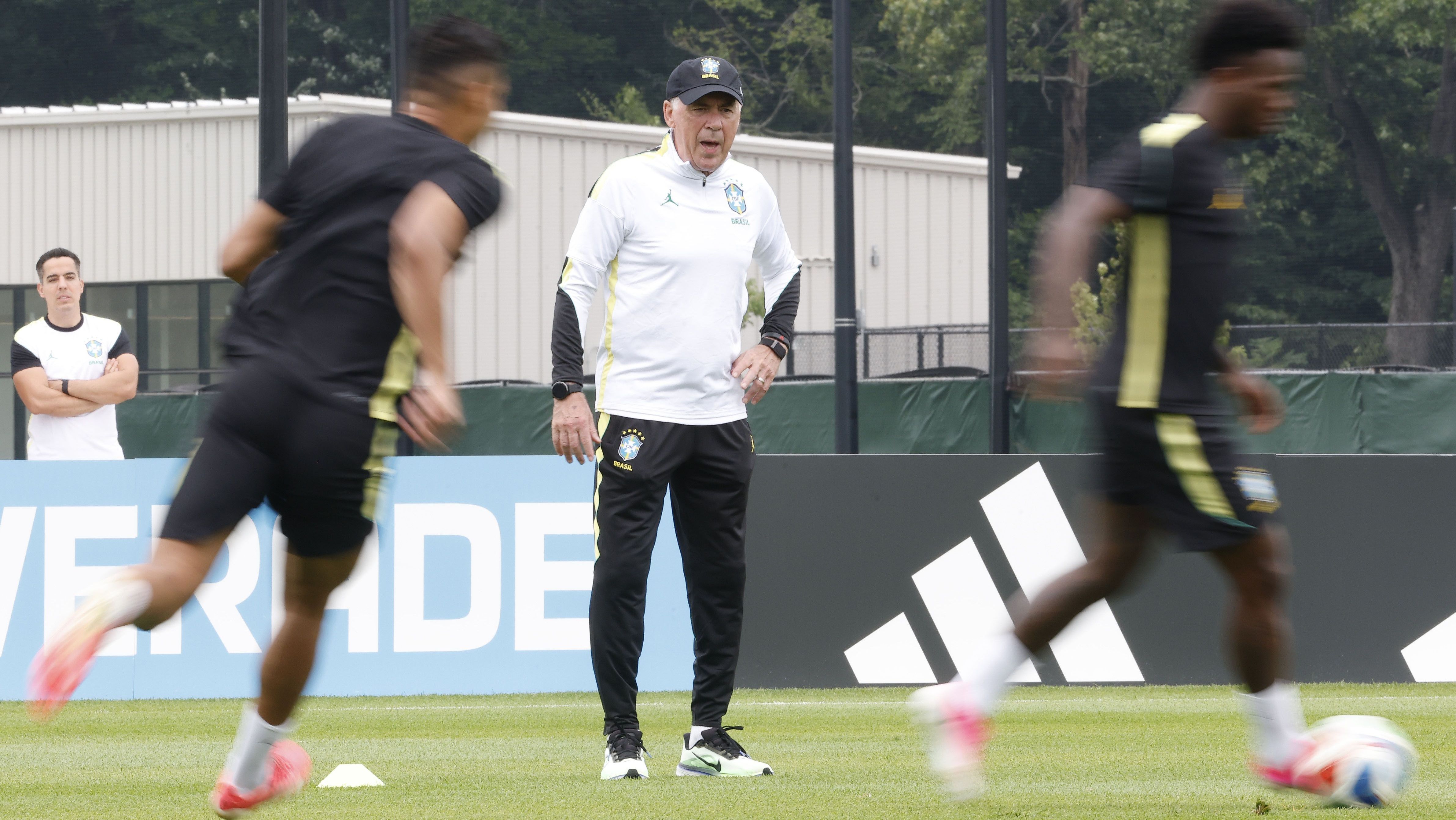 Carlo Ancelotti no último treino da Seleção Brasileira antes do jogo contra o Haiti pela Copa do Mundo