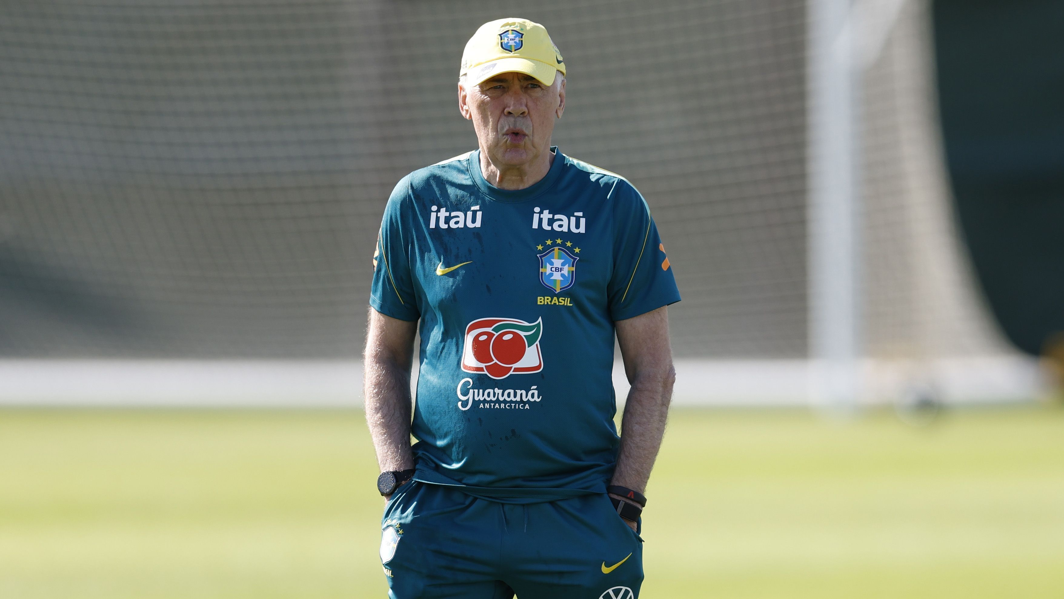 Carlo Ancelotti comandando um treino da Seleção Brasileira na preparação para a Copa do Mundo de 2026