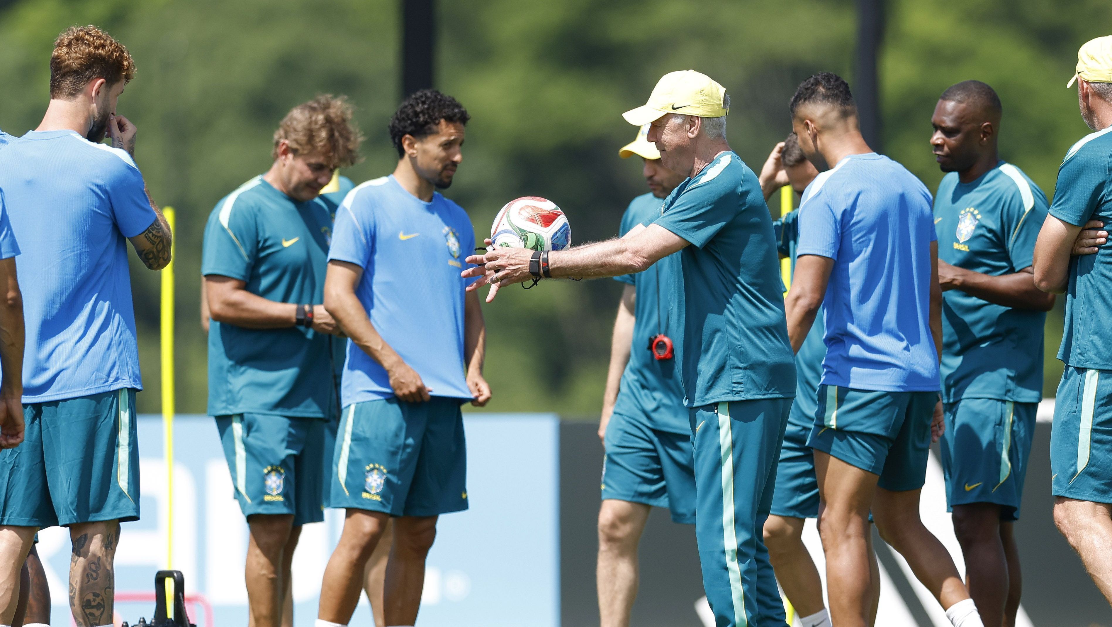 Carlo Ancelotti comandando o último treino da Seleção Brasileira antes da estreia na Copa do Mundo