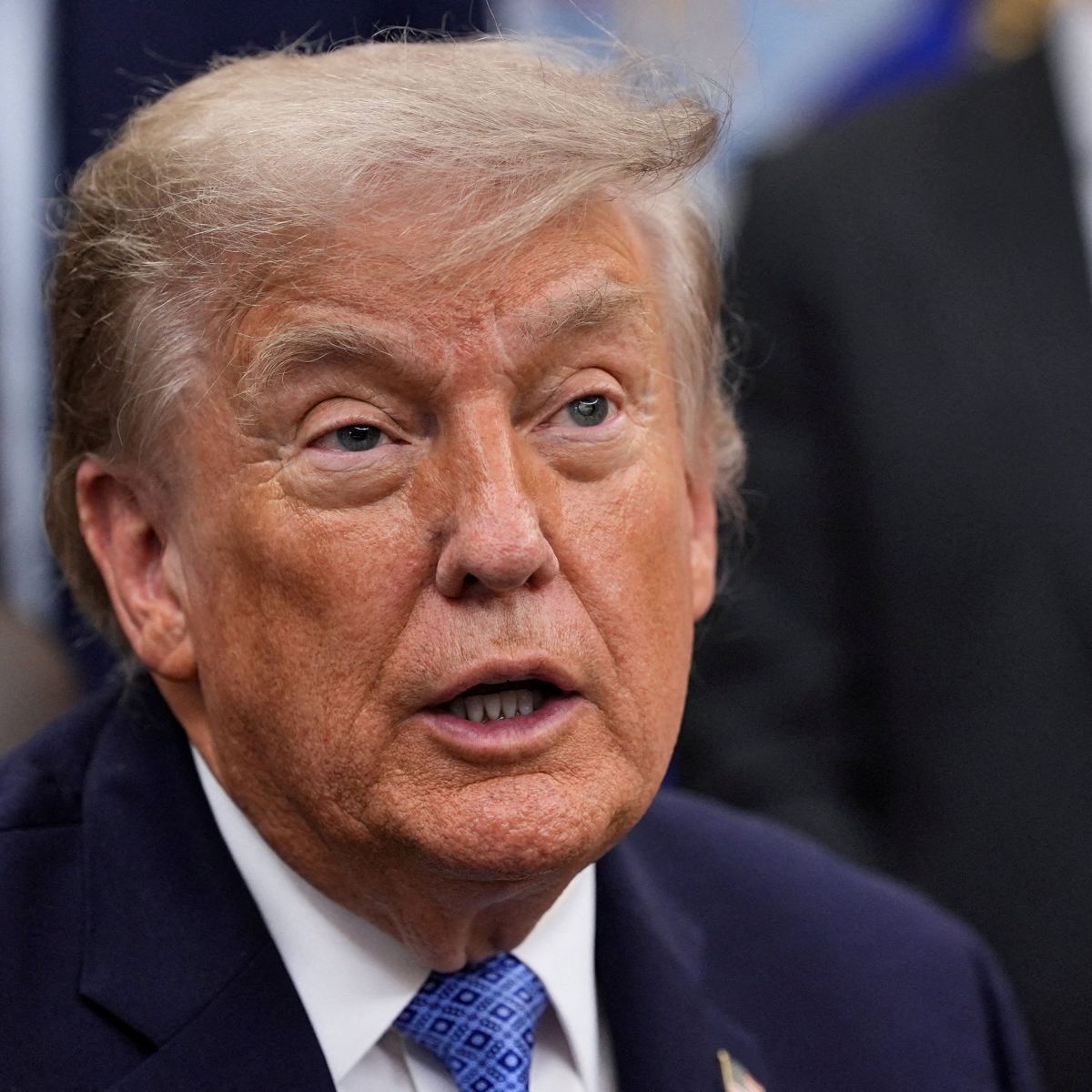 Trump afirma que la solución para Ucrania está cerca mientras continúan los ataques