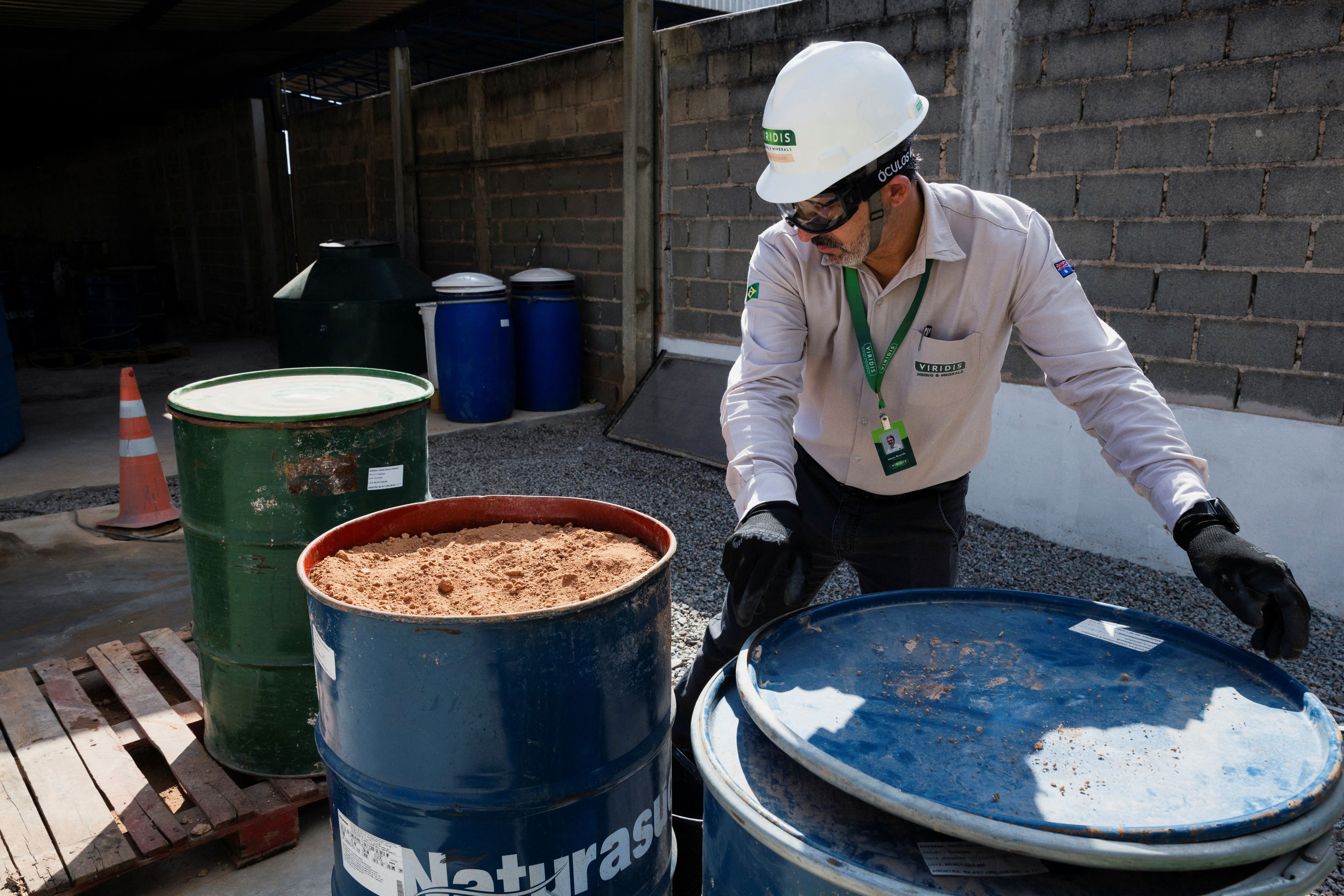Recipiente com amostras de terras raras no centro de pesquisa e processamento de terras raras da empresa de mineração australiana Viridis Mining and Minerals