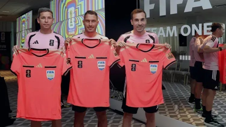 Arbitragem de Tunísia x Japão usará uniforme especial em homenagem ao jogo 1000 • Divulgação/Fifa