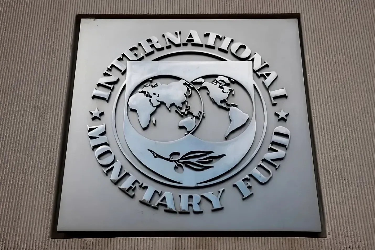logo-do-FMI-em-sua-sede-em-Washington-DC