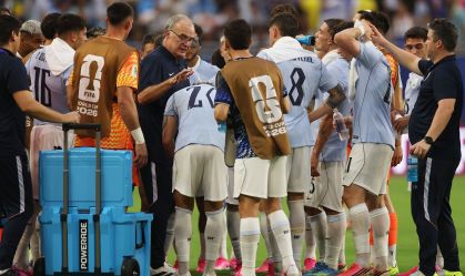 Jogadores do Uruguai durante pausa para hidratação no duelo contra Arábia Saudita, pela primeira rodada da Copa do Mundo