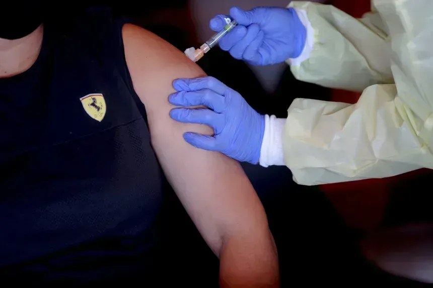 Erica Sanchez-Lerma (à direita), da ¡Salud! Services, aplica uma vacina contra tétano, difteria e coqueluche na trabalhadora rural Asuncion Martinez-Vasquez, na vinícola Bethel Heights, perto de Salem, Oregon, em 2020 • Brian Hayes/Statesman Journal/Imagn Images