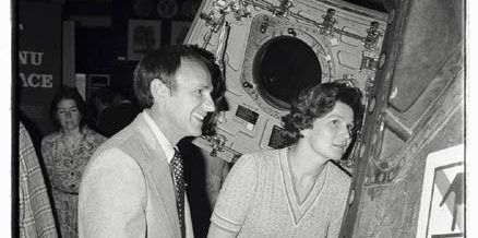 Valentina Tereshkova conhecendo módulo de comando da Apollo nos EUA em 1977 • Divulgação/ Roscosmos