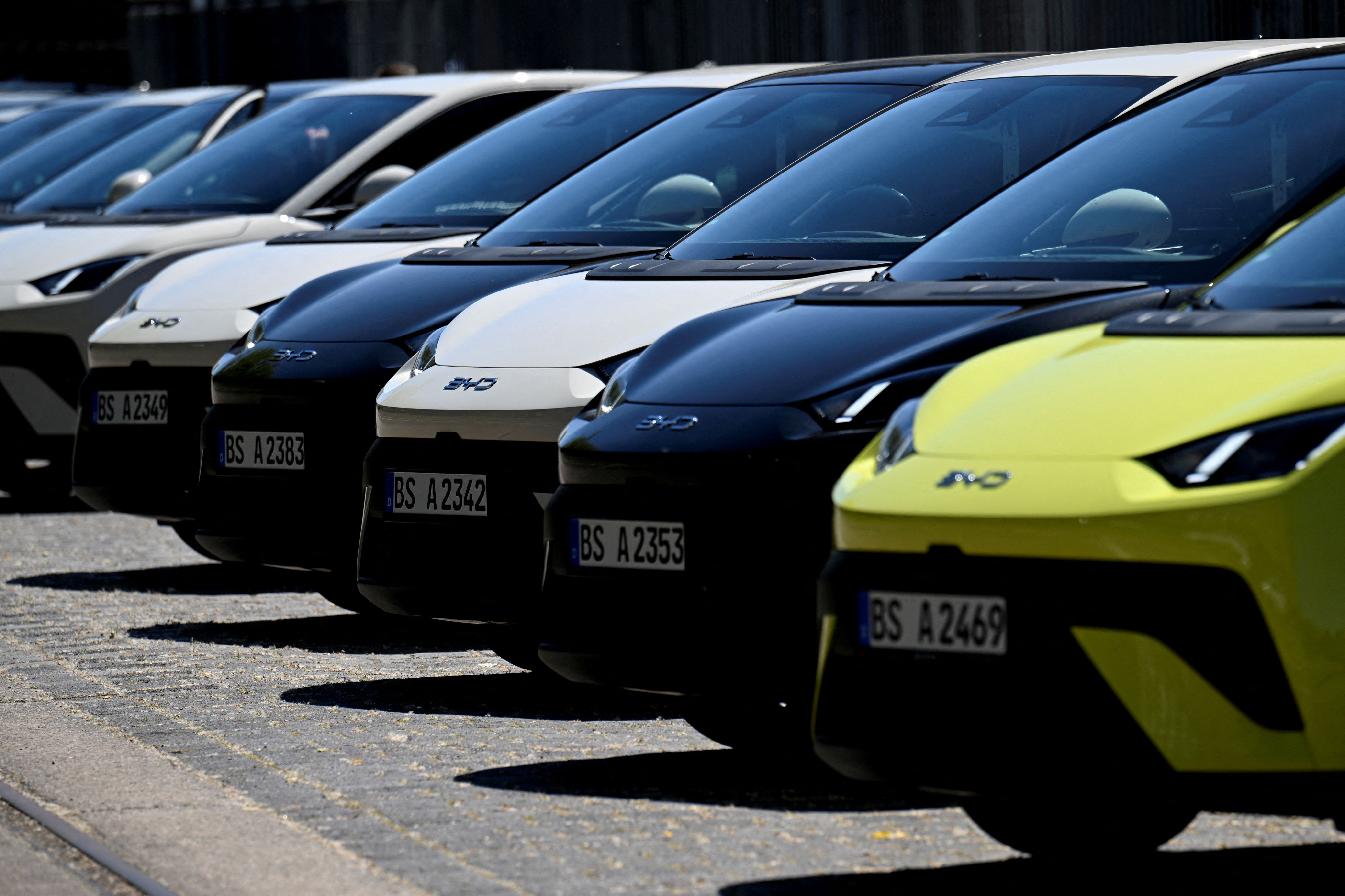 Carros elétricos BYD Dolphin Surf estacionados em frente ao local onde a montadora BYD realiza um evento de apresentação de veículos em Berlim, na Alemanha, em 21 de maio de 2025