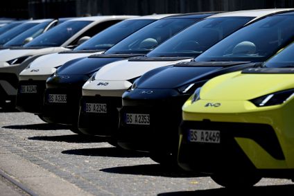 Carros elétricos BYD Dolphin Surf estacionados em frente ao local onde a montadora BYD realiza um evento de apresentação de veículos em Berlim, na Alemanha, em 21 de maio de 2025