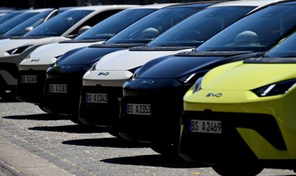 Carros elétricos BYD Dolphin Surf estacionados em frente ao local onde a montadora BYD realiza um evento de apresentação de veículos em Berlim, na Alemanha, em 21 de maio de 2025