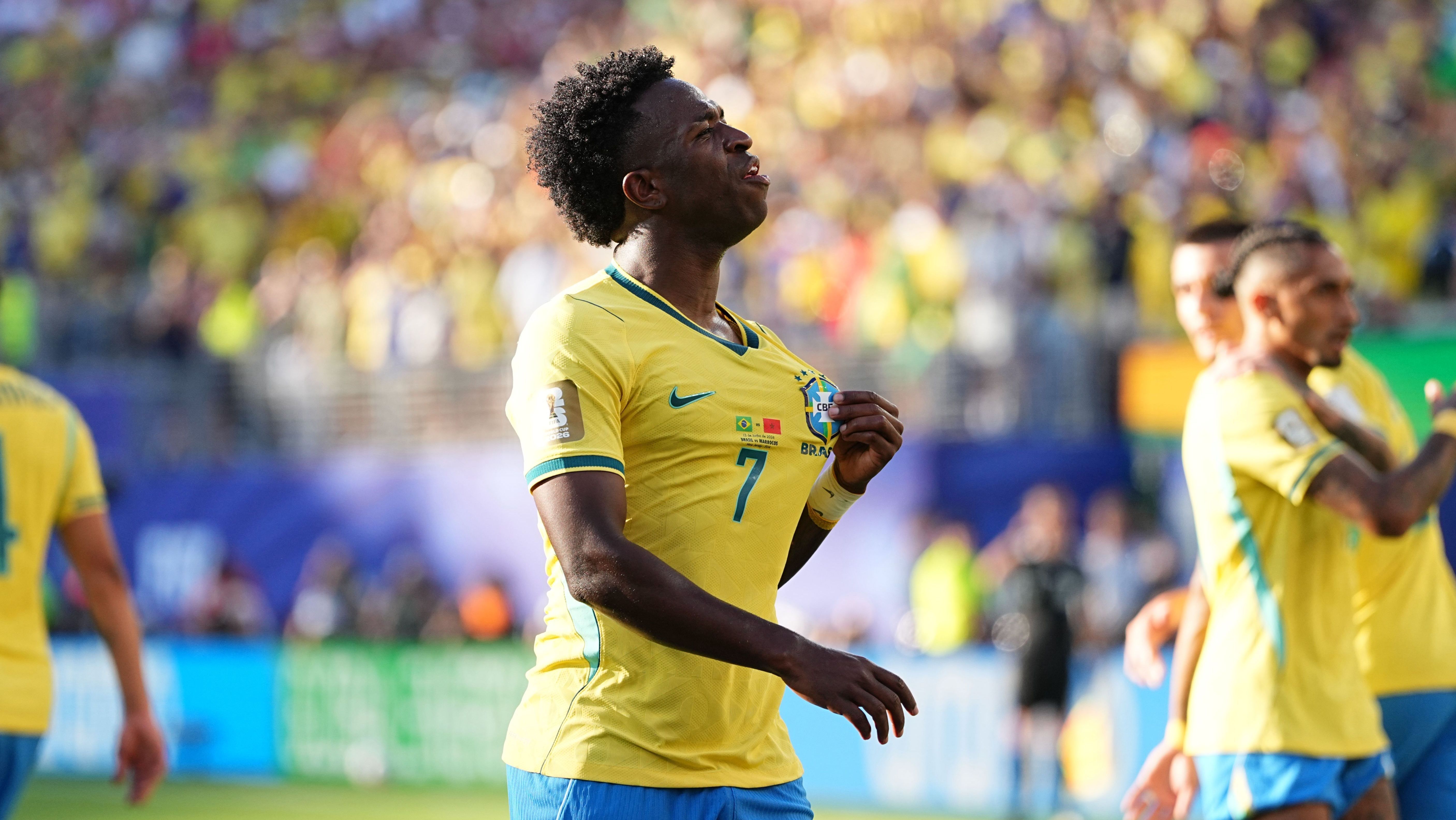 Vini Jr. celebra gol em partida contra o Marrocos, na estreia da Copa do Mundo