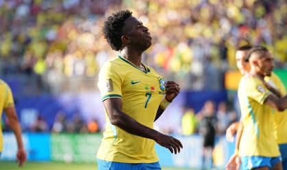Vini Jr. celebra gol em partida contra o Marrocos, na estreia da Copa do Mundo