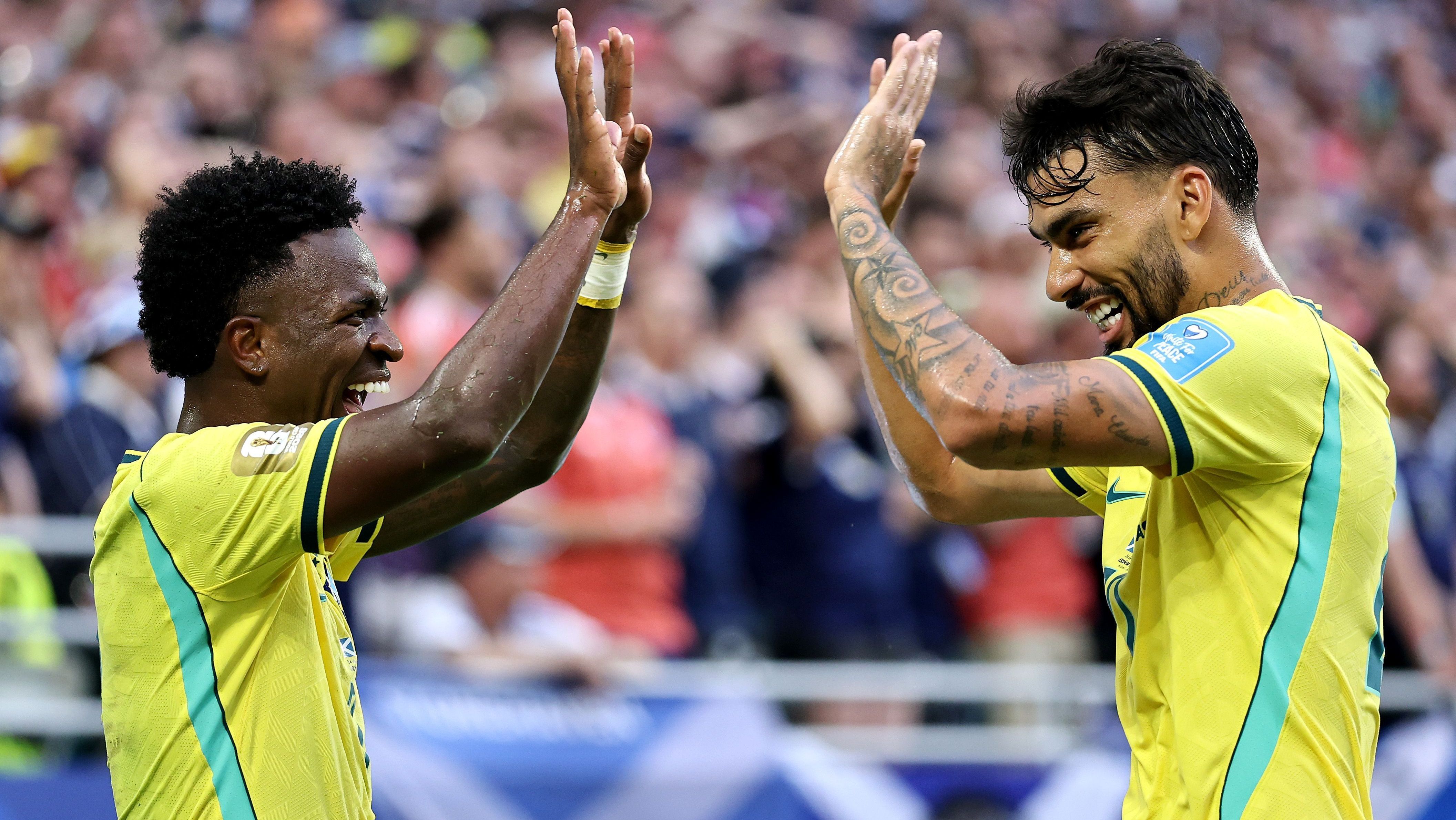 Vini Jr. e Lucas Paquetá comemoram o segundo gol do Brasil sobre a Escócia • Carmen Mandato - FIFA