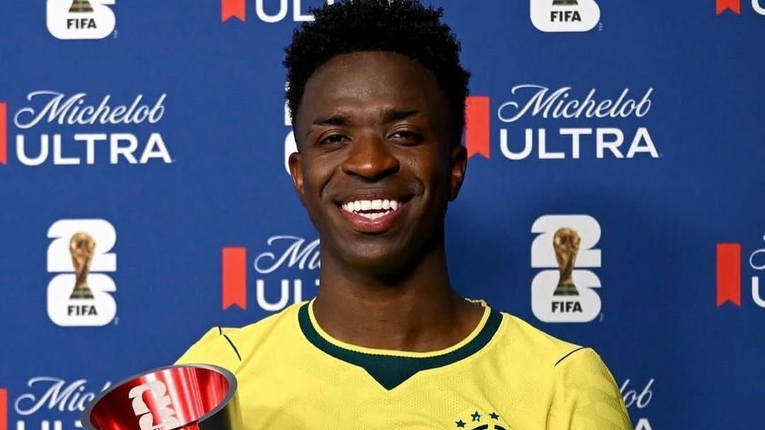 Vini Jr. com o prêmio de melhor em campo no jogo entre Brasil e Escócia, pela Copa do Mundo