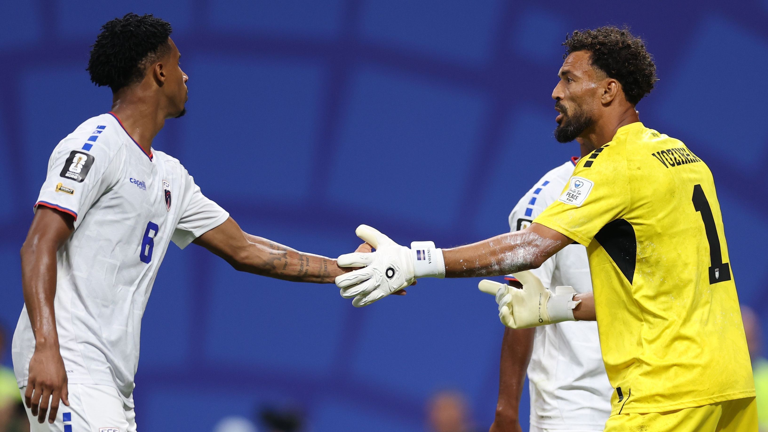 Goleiro Vozinha, de Cabo Verde, em ação contra a Espanha pela Copa do Mundo