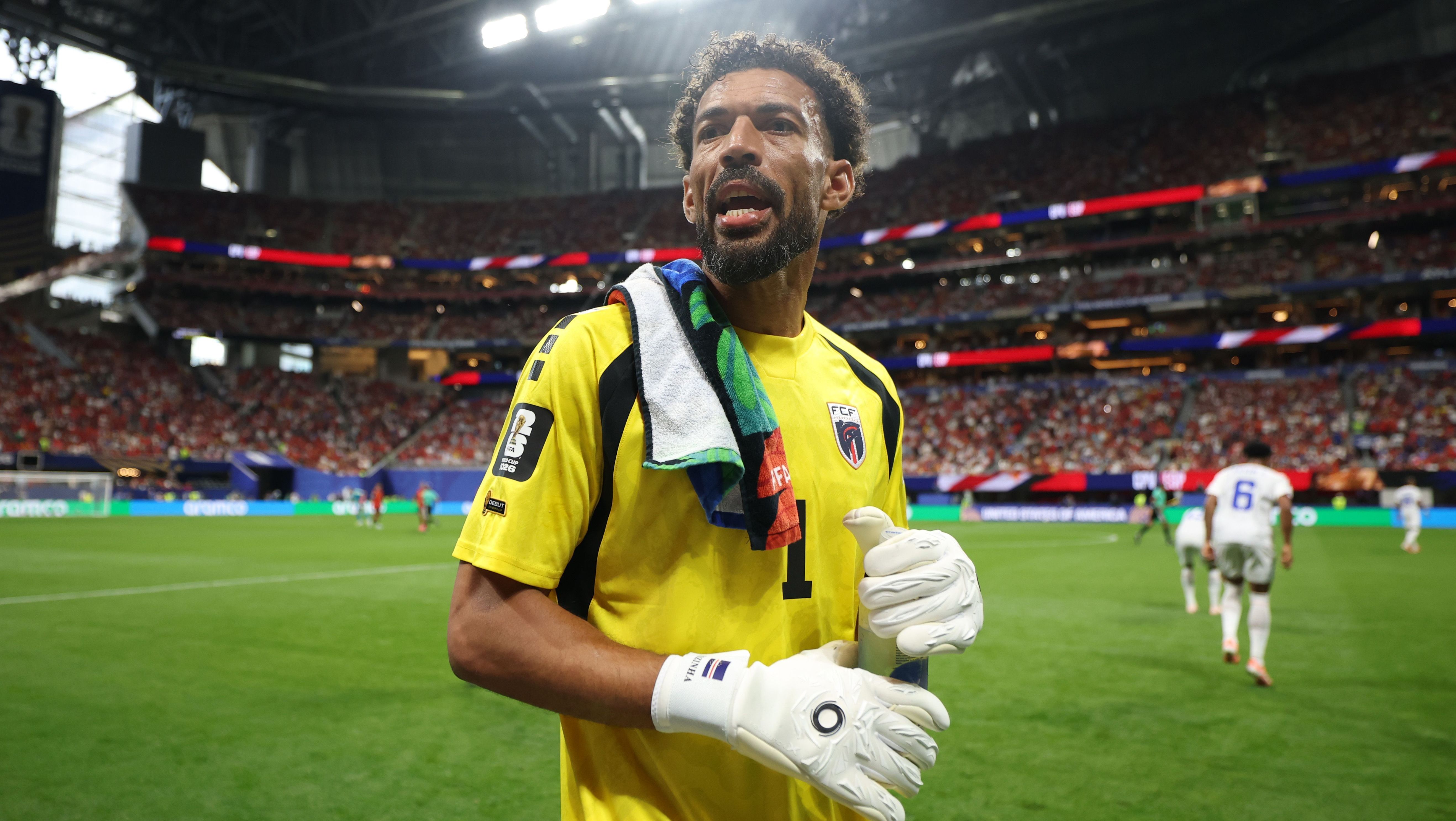 Goleiro Vozinha, de Cabo Verde, em ação contra a Espanha pela Copa do Mundo