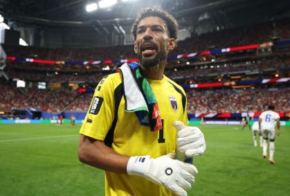 Craque do jogo, goleiro Vozinha sai chorando de campo após segurar Espanha