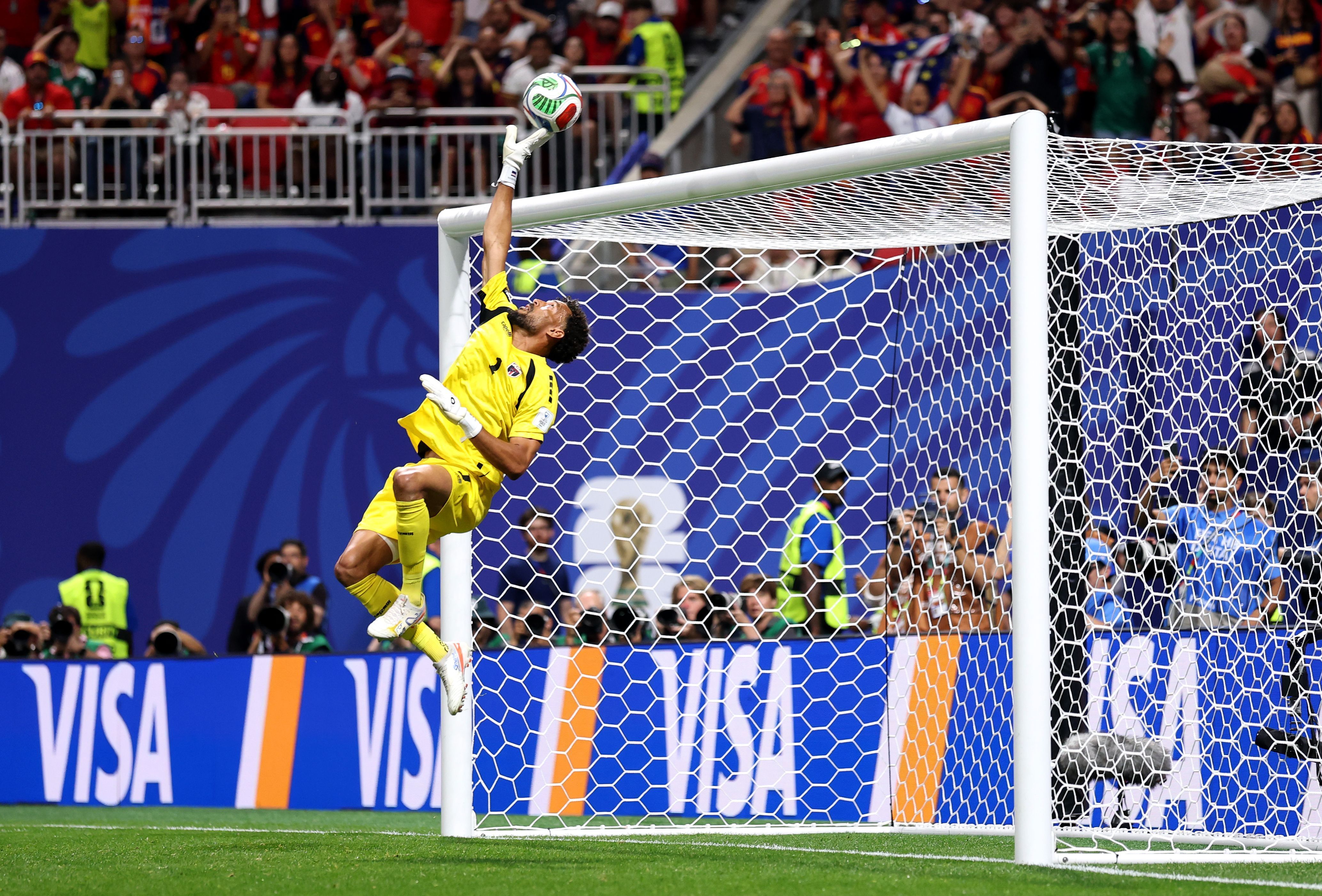 Goleiro Vozinha, de Cabo Verde, em ação contra a Espanha pela Copa do Mundo • FIFA via Getty Images